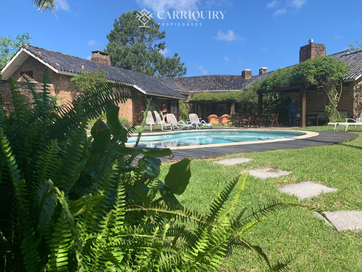 Casa ID.10390/Oportunidad-unica-frente-al-golf-en-punta-del-este-,-casa-con-4-dormotiros-en-venta - Venta casa 6 dormitorios - Playa Mansa, Punta del Este 