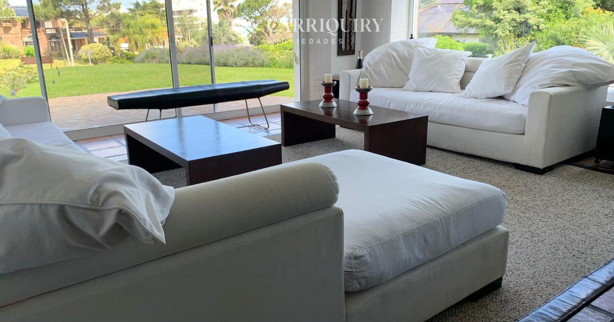 Casa ID.10390/Oportunidad-unica-frente-al-golf-en-punta-del-este-,-casa-con-4-dormotiros-en-venta - Venta casa 6 dormitorios - Playa Mansa, Punta del Este 