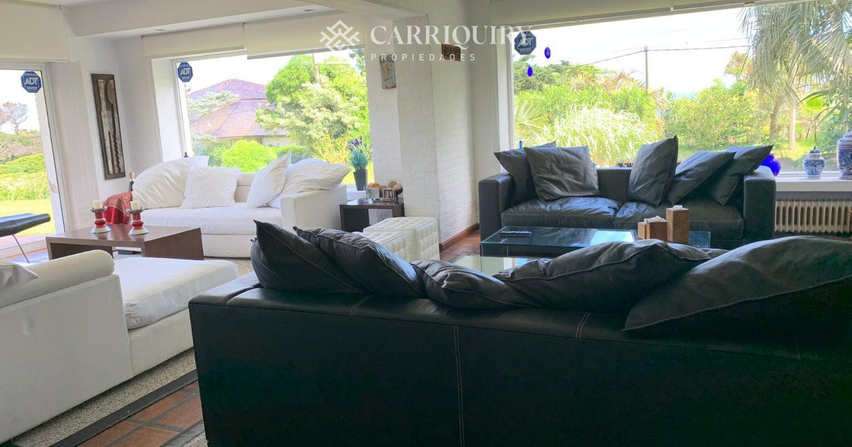 Casa ID.10390/Oportunidad-unica-frente-al-golf-en-punta-del-este-,-casa-con-4-dormotiros-en-venta - Venta casa 6 dormitorios - Playa Mansa, Punta del Este 