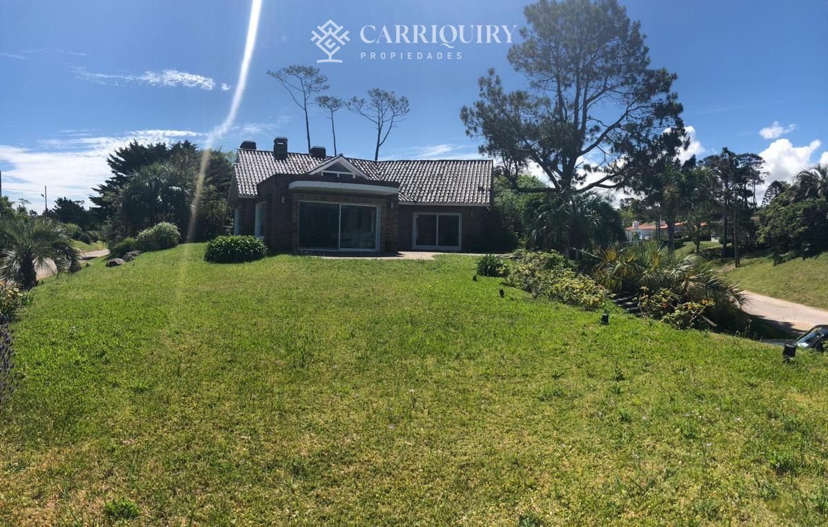 Casa ID.10390/Oportunidad-unica-frente-al-golf-en-punta-del-este-,-casa-con-4-dormotiros-en-venta - Venta casa 6 dormitorios - Playa Mansa, Punta del Este 