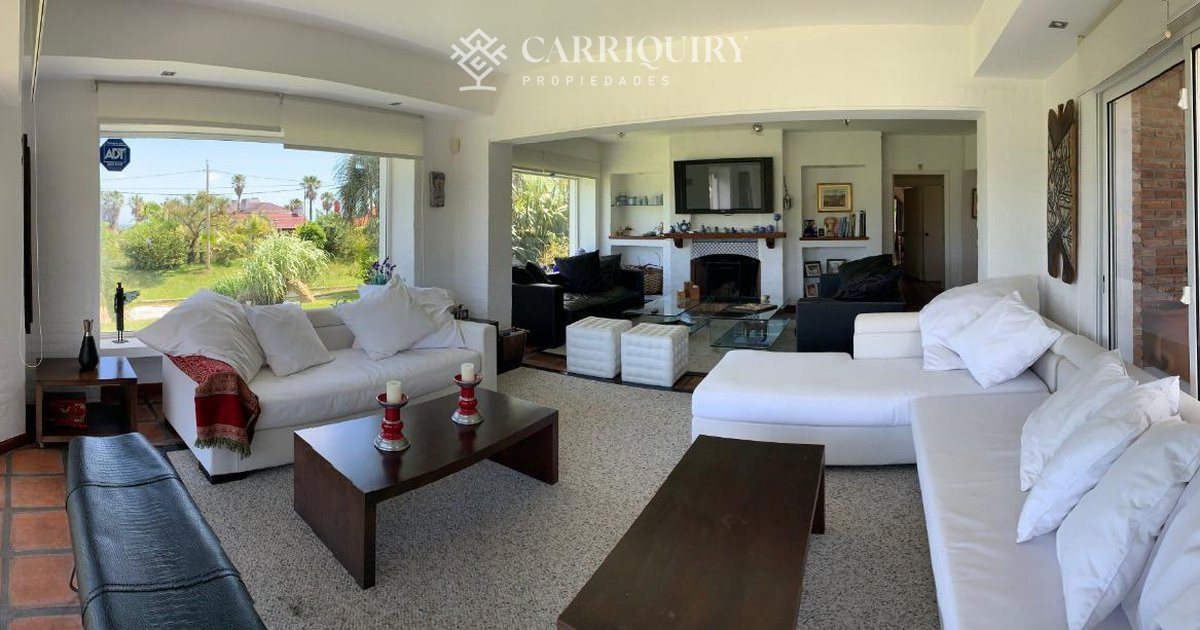 Casa ID.10390/Oportunidad-unica-frente-al-golf-en-punta-del-este-,-casa-con-4-dormotiros-en-venta - Venta casa 6 dormitorios - Playa Mansa, Punta del Este 