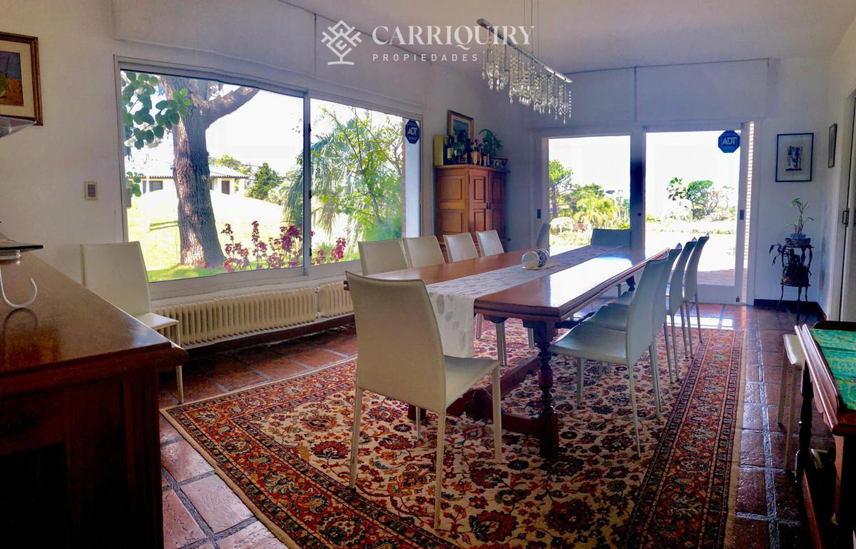 Casa ID.10390/Oportunidad-unica-frente-al-golf-en-punta-del-este-,-casa-con-4-dormotiros-en-venta - Venta casa 6 dormitorios - Playa Mansa, Punta del Este 