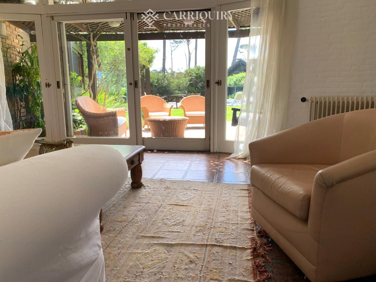 Casa ID.10390/Oportunidad-unica-frente-al-golf-en-punta-del-este-,-casa-con-4-dormotiros-en-venta - Venta casa 6 dormitorios - Playa Mansa, Punta del Este 