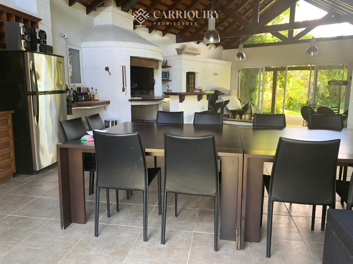 Casa ID.10390/Oportunidad-unica-frente-al-golf-en-punta-del-este-,-casa-con-4-dormotiros-en-venta - Venta casa 6 dormitorios - Playa Mansa, Punta del Este 