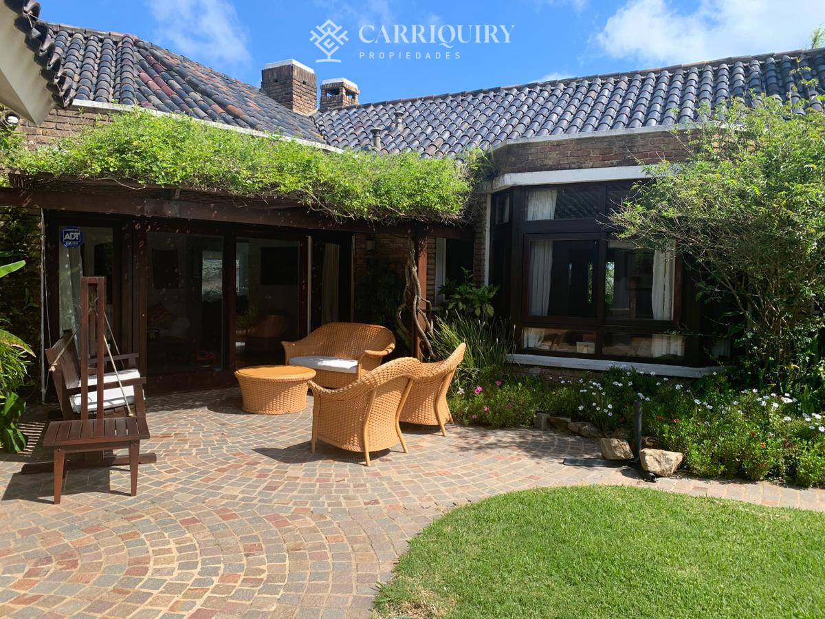 Casa ID.10390/Oportunidad-unica-frente-al-golf-en-punta-del-este-,-casa-con-4-dormotiros-en-venta - Venta casa 6 dormitorios - Playa Mansa, Punta del Este 