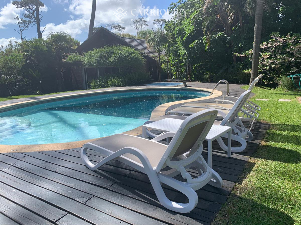 Casa ID.10390/Oportunidad-unica-frente-al-golf-en-punta-del-este-,-casa-con-4-dormotiros-en-venta - Venta casa 6 dormitorios - Playa Mansa, Punta del Este 