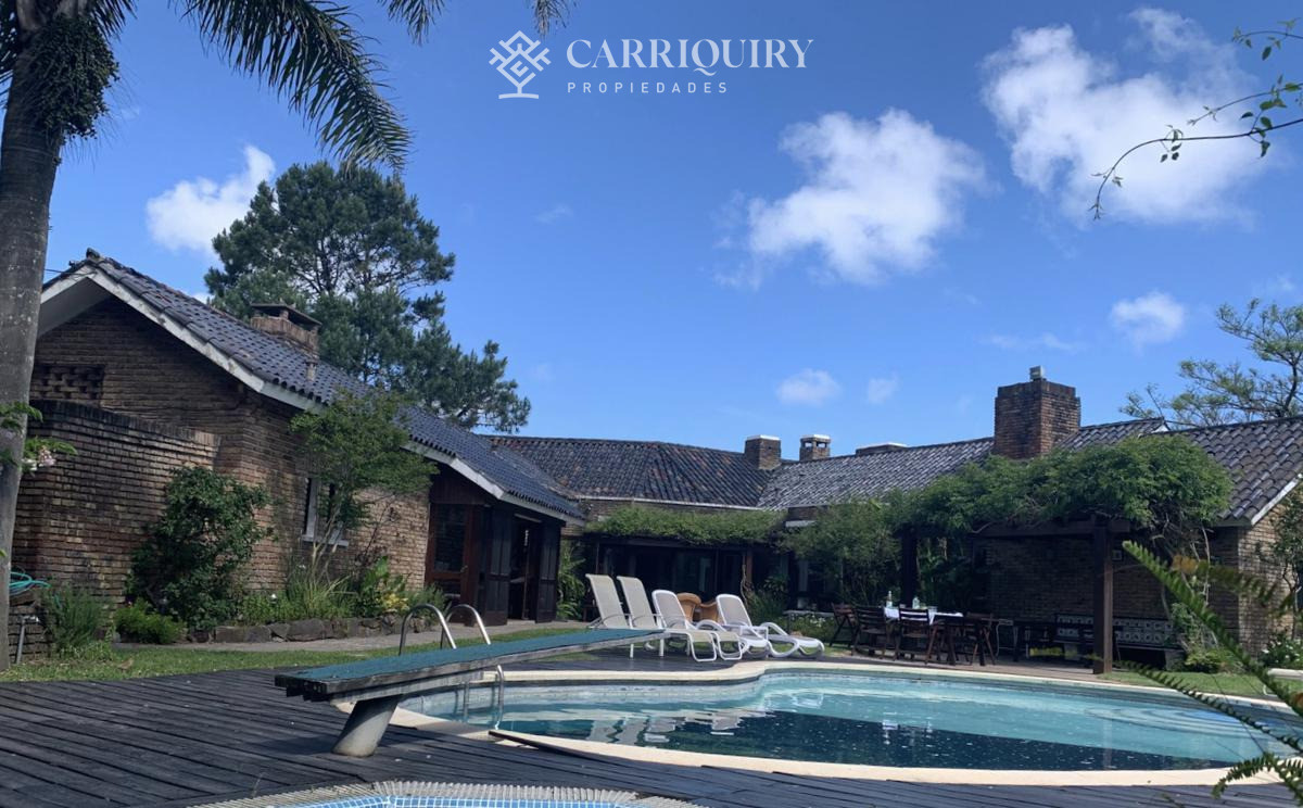 Casa ID.10390/Oportunidad-unica-frente-al-golf-en-punta-del-este-,-casa-con-4-dormotiros-en-venta - Venta casa 6 dormitorios - Playa Mansa, Punta del Este 