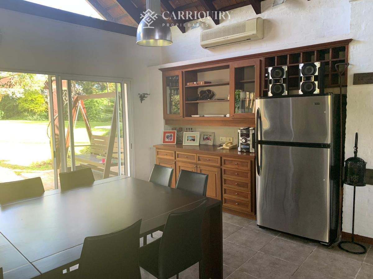 Casa ID.10390/Oportunidad-unica-frente-al-golf-en-punta-del-este-,-casa-con-4-dormotiros-en-venta - Venta casa 6 dormitorios - Playa Mansa, Punta del Este 