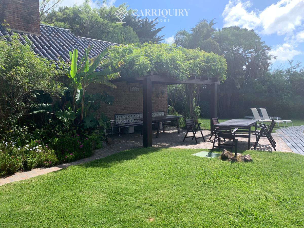 Casa ID.10390/Oportunidad-unica-frente-al-golf-en-punta-del-este-,-casa-con-4-dormotiros-en-venta - Venta casa 6 dormitorios - Playa Mansa, Punta del Este 