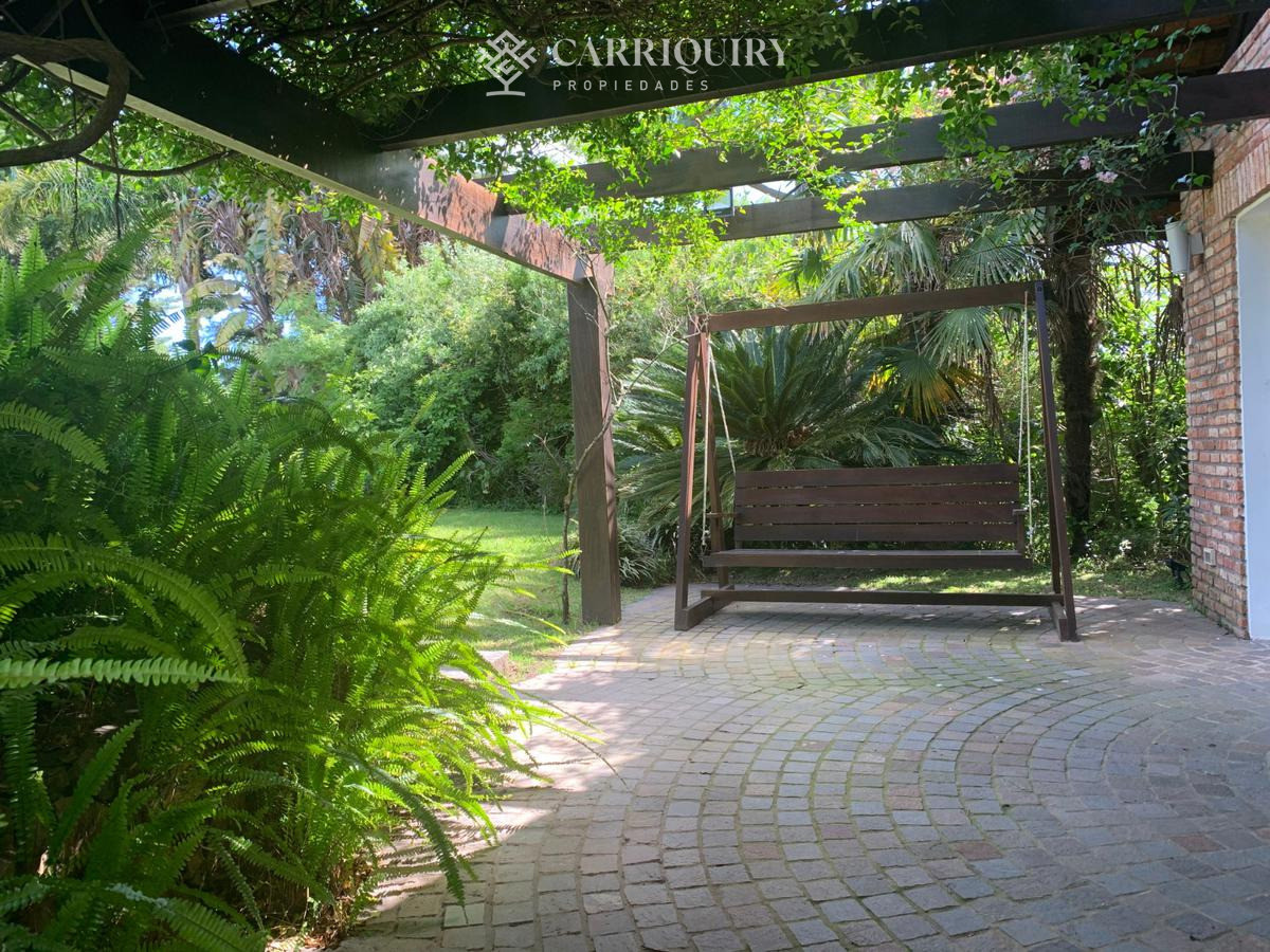 Casa ID.10390/Oportunidad-unica-frente-al-golf-en-punta-del-este-,-casa-con-4-dormotiros-en-venta - Venta casa 6 dormitorios - Playa Mansa, Punta del Este 