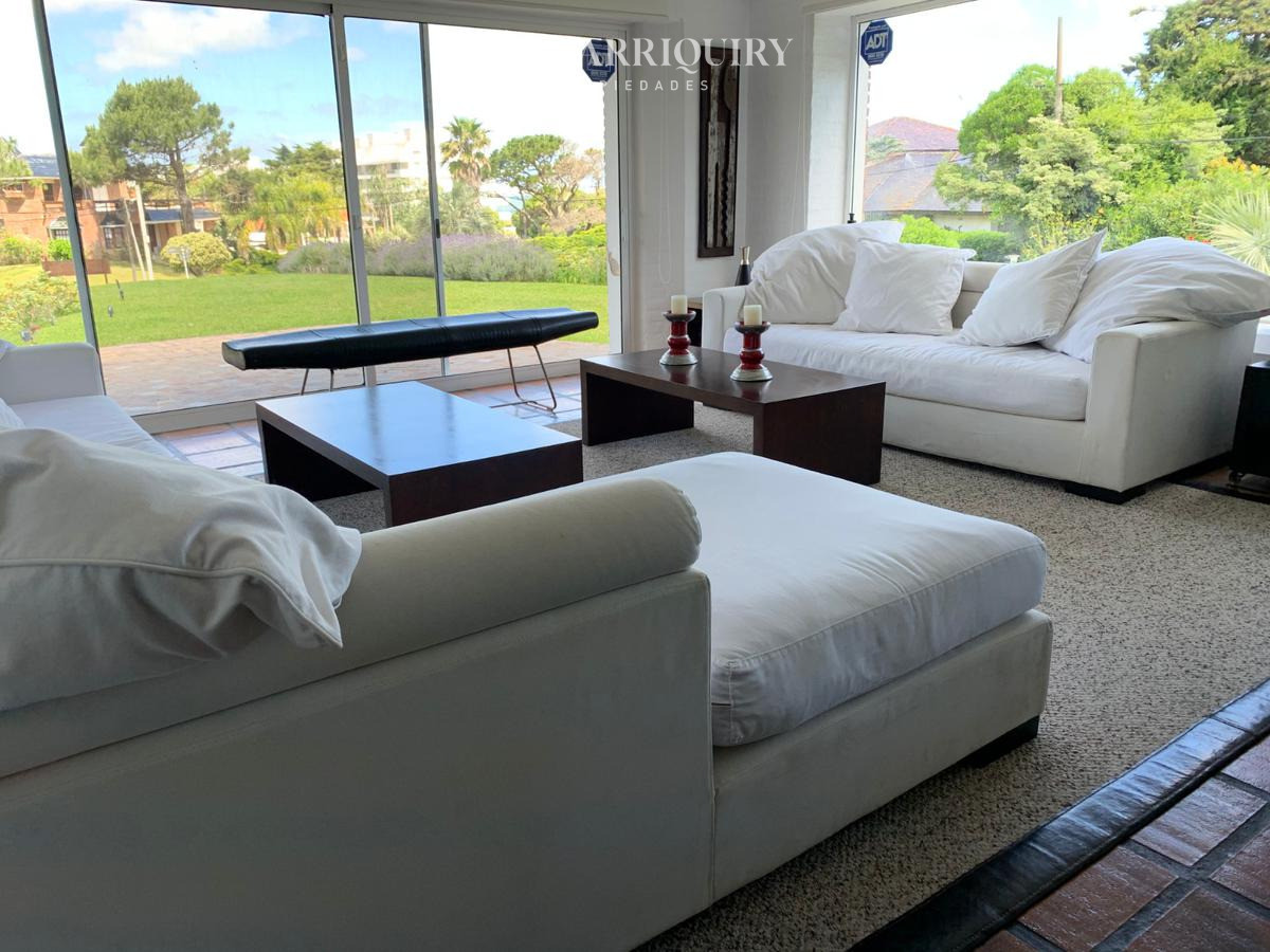 Casa ID.10390/Oportunidad-unica-frente-al-golf-en-punta-del-este-,-casa-con-4-dormotiros-en-venta - Venta casa 6 dormitorios - Playa Mansa, Punta del Este 