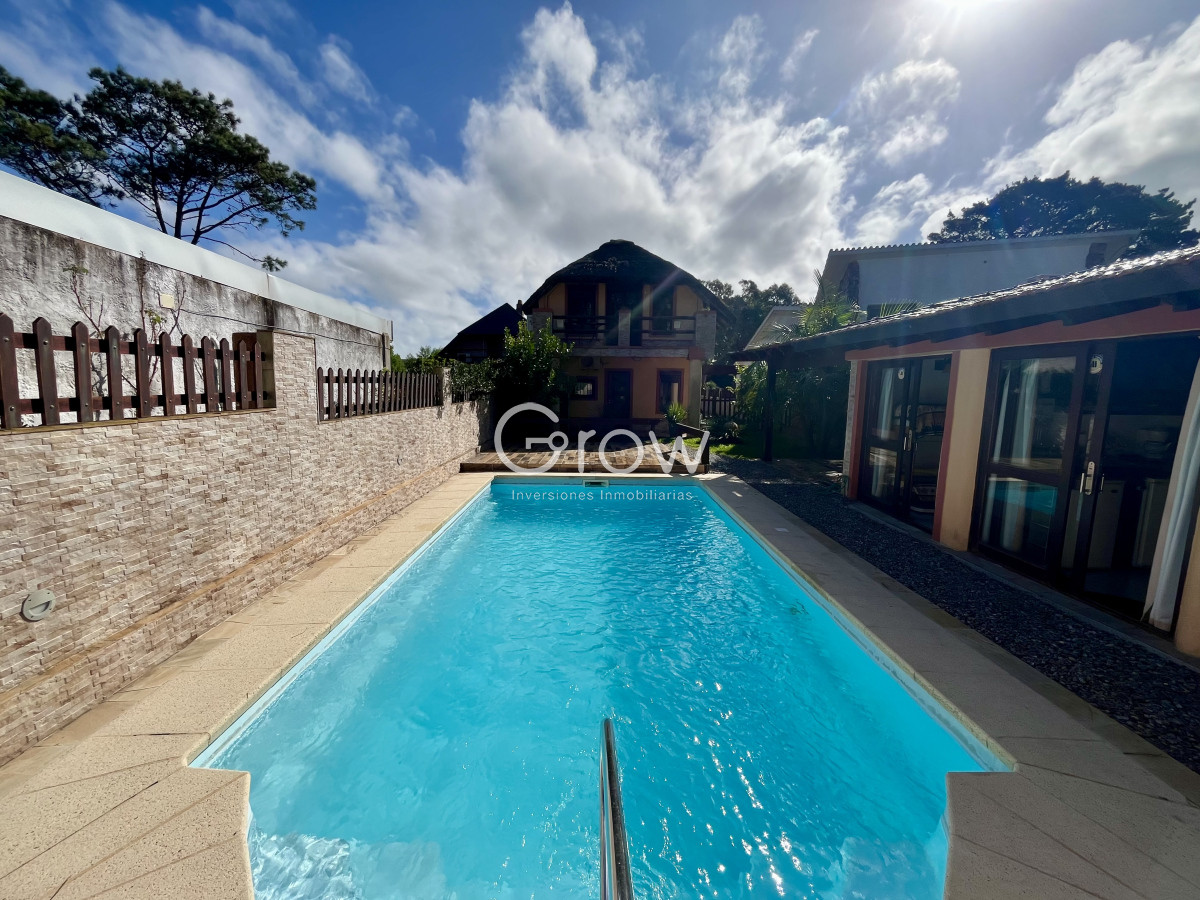 Casa ID.2800 - Venta casa 3 dormitorios más dependencia. Pinares, Punta del Este. 