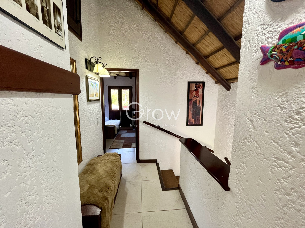 Casa ID.2800 - Venta casa 3 dormitorios más dependencia. Pinares, Punta del Este. 