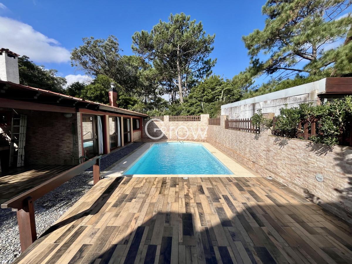 Casa ID.2800 - Venta casa 3 dormitorios más dependencia. Pinares, Punta del Este. 