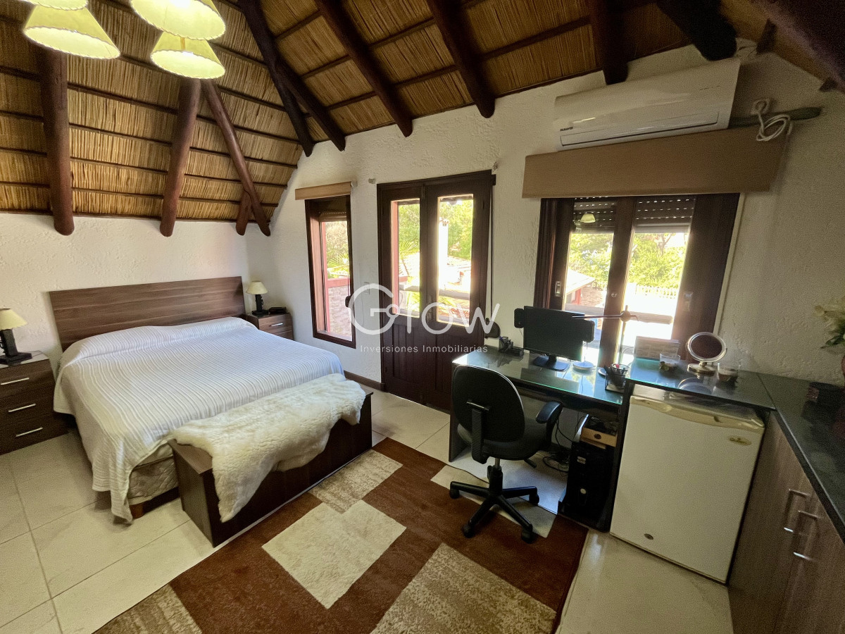 Casa ID.2800 - Venta casa 3 dormitorios más dependencia. Pinares, Punta del Este. 