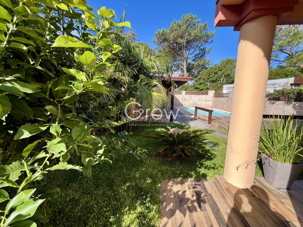 Casa ID.2800 - Venta casa 3 dormitorios más dependencia. Pinares, Punta del Este. 