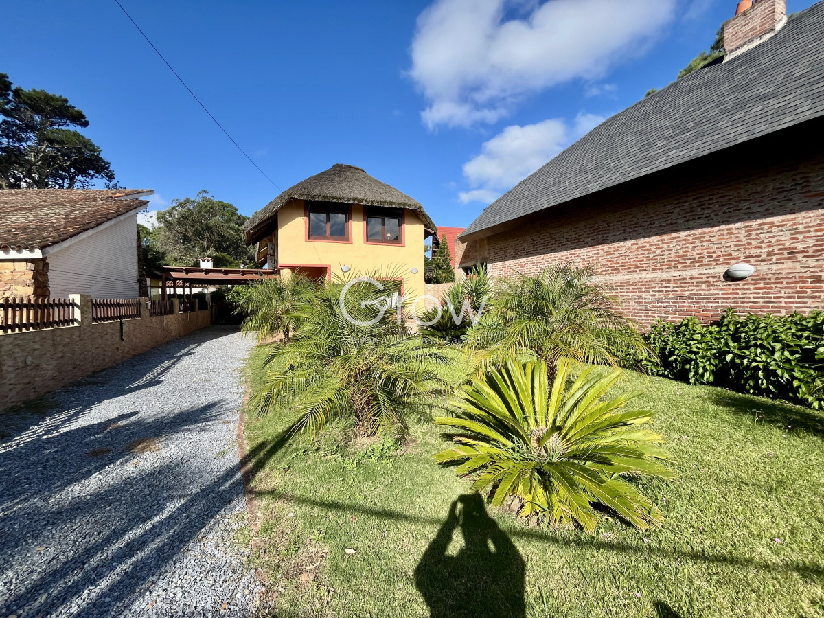 Casa ID.2800 - Venta casa 3 dormitorios más dependencia. Pinares, Punta del Este. 