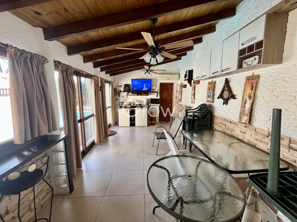 Casa ID.2800 - Venta casa 3 dormitorios más dependencia. Pinares, Punta del Este. 