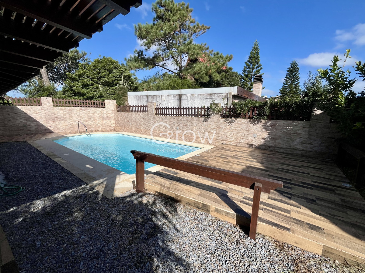 Casa ID.2800 - Venta casa 3 dormitorios más dependencia. Pinares, Punta del Este. 