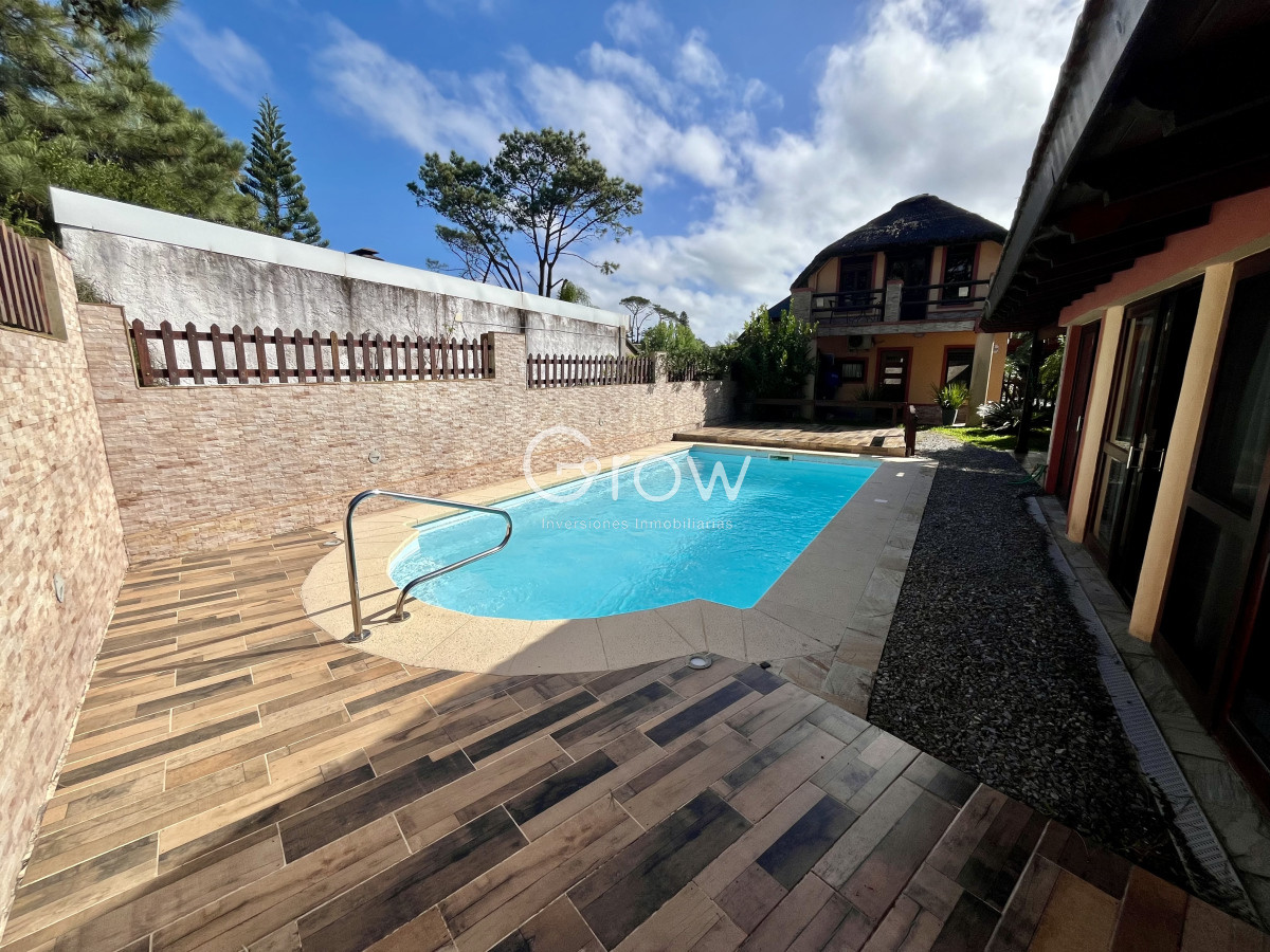 Casa ID.2800 - Venta casa 3 dormitorios más dependencia. Pinares, Punta del Este. 