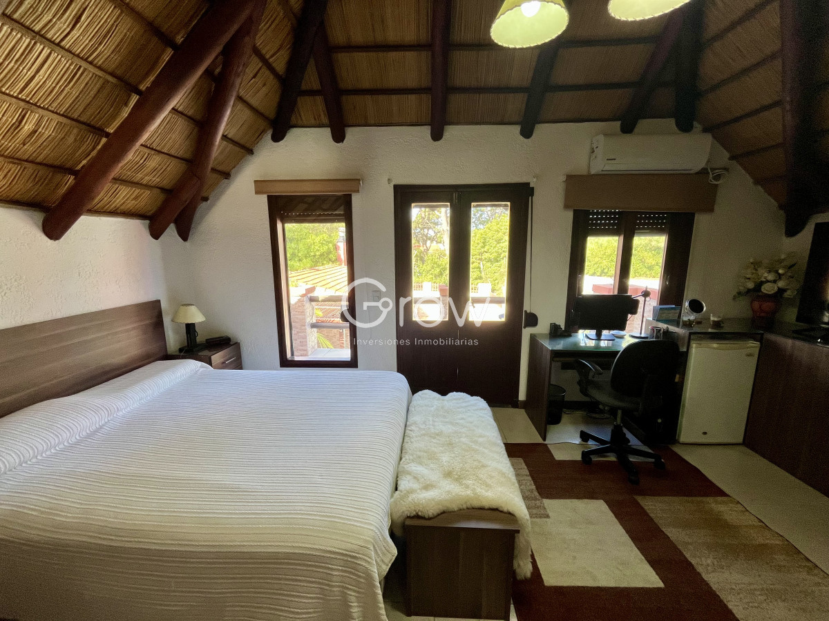 Casa ID.2800 - Venta casa 3 dormitorios más dependencia. Pinares, Punta del Este. 