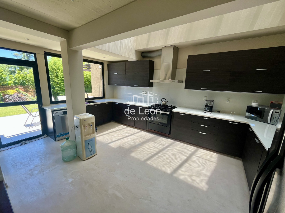 Casa ID.15228 - Alquiler anual casa 5 dormitorios playa brava Punta del Este
