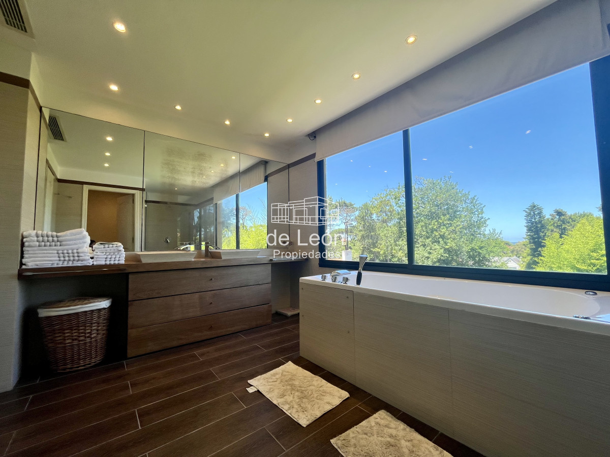 Casa ID.15228 - Alquiler anual casa 5 dormitorios playa brava Punta del Este