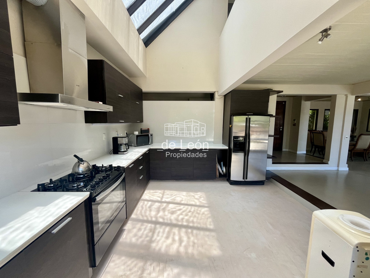 Casa ID.15228 - Alquiler anual casa 5 dormitorios playa brava Punta del Este