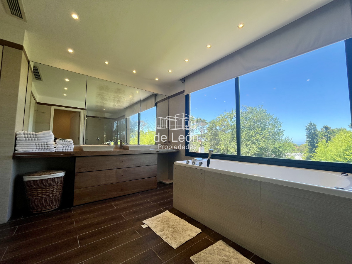 Casa ID.15228 - Alquiler anual casa 5 dormitorios playa brava Punta del Este