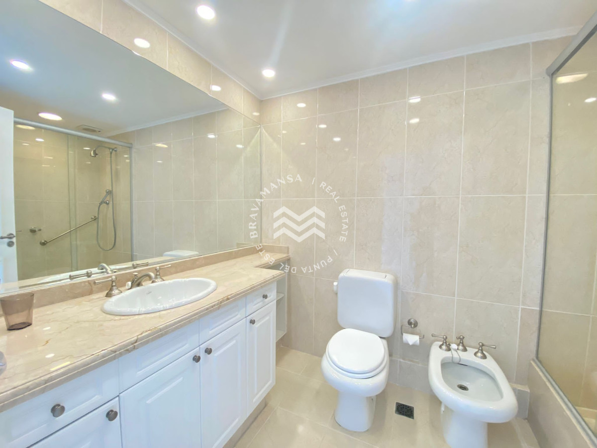 Apartamento ID.43 - Venta Apartamento 3 dormitorios en suite - Primera Línea Punta del Este 