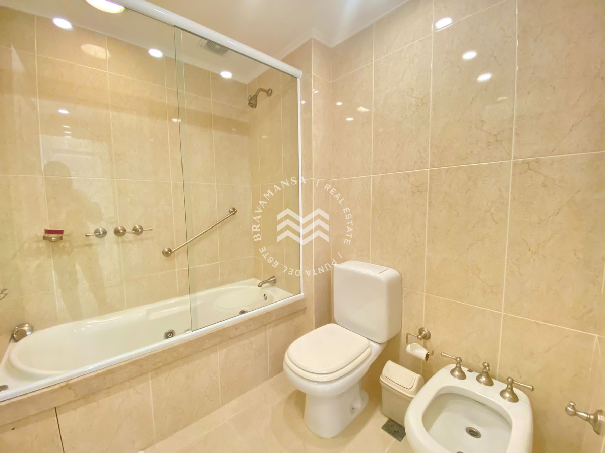 Apartamento ID.43 - Venta Apartamento 3 dormitorios en suite - Primera Línea Punta del Este 