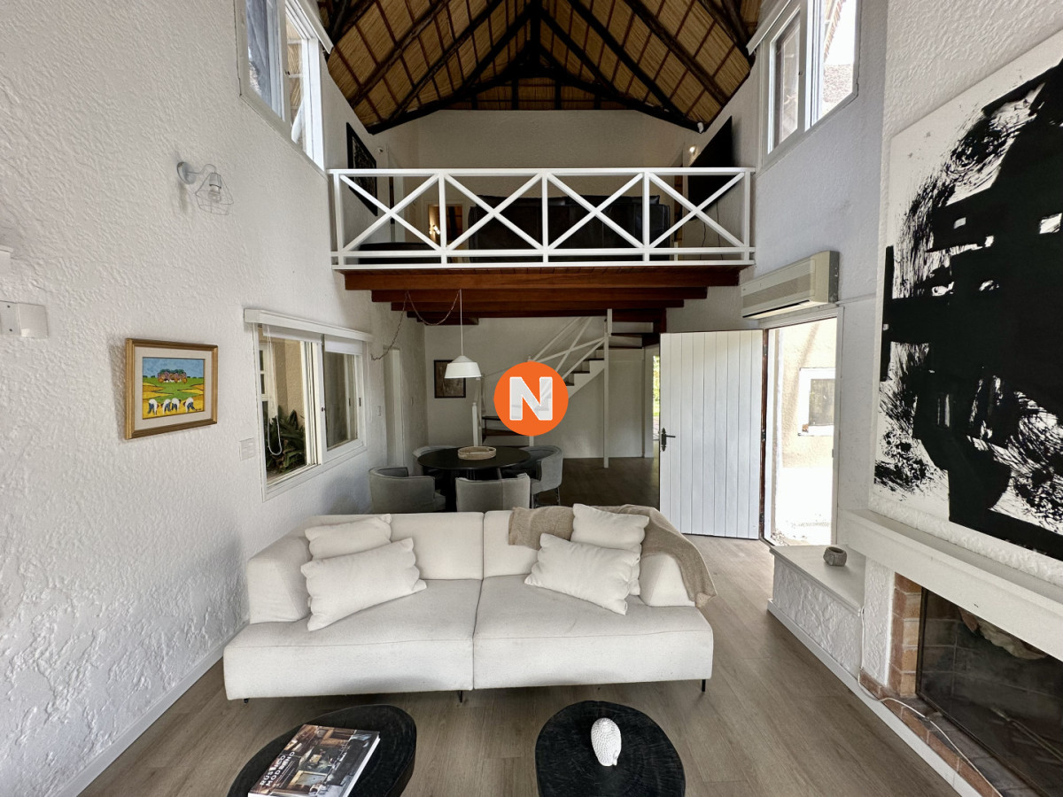 Casa Ref.225354 - Venta Casa 3 dormitorios + dependencia. Rincón del indio, Punta del Este. 