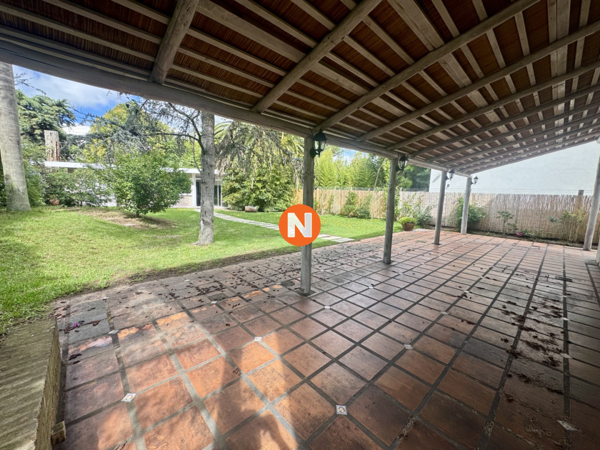 Casa Ref.225354 - Venta Casa 3 dormitorios + dependencia. Rincón del indio, Punta del Este. 