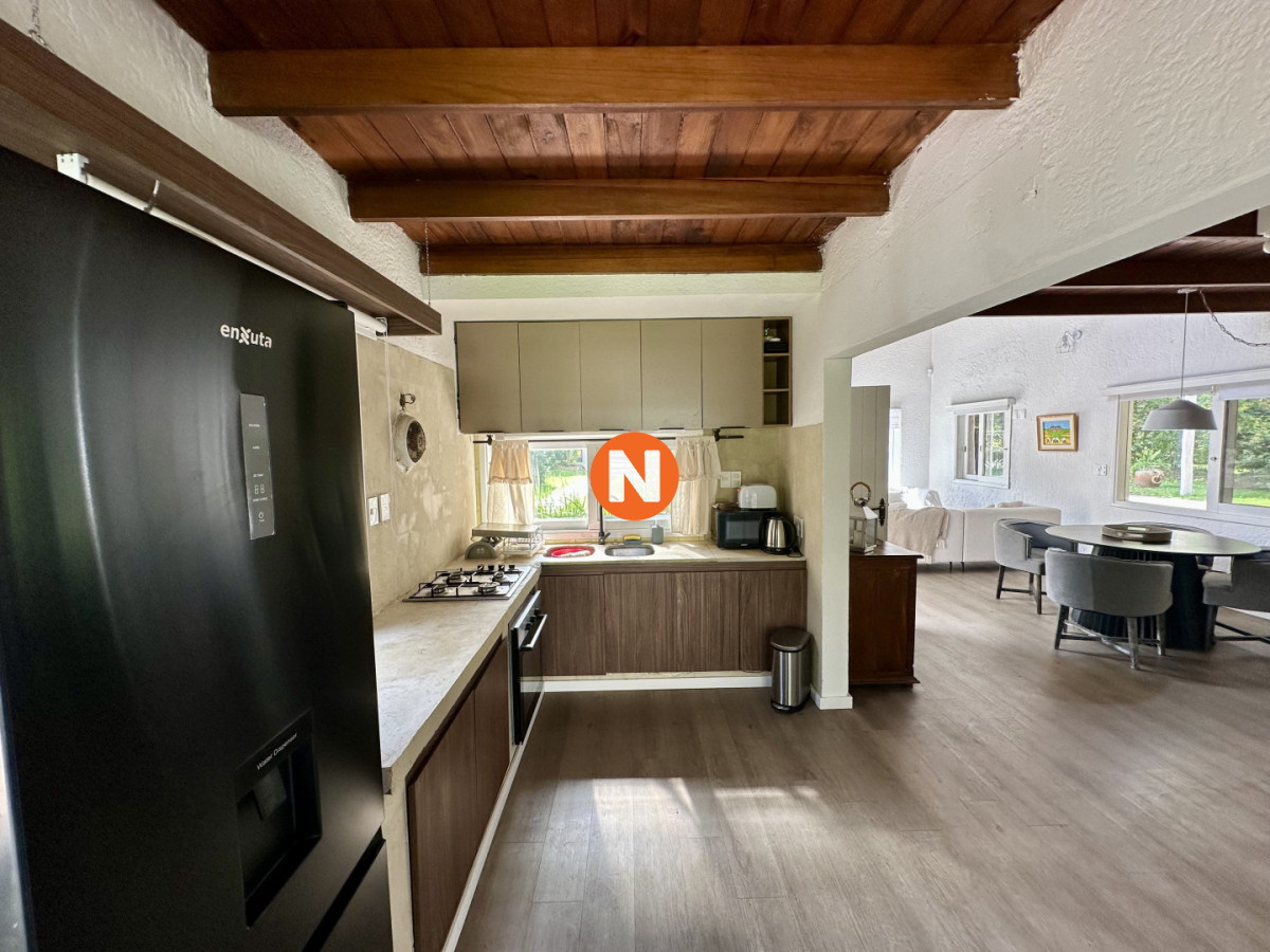 Casa Ref.225354 - Venta Casa 3 dormitorios + dependencia. Rincón del indio, Punta del Este. 
