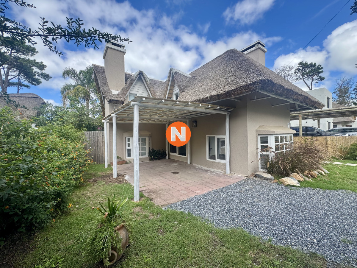 Casa Ref.225354 - Venta Casa 3 dormitorios + dependencia. Rincón del indio, Punta del Este. 