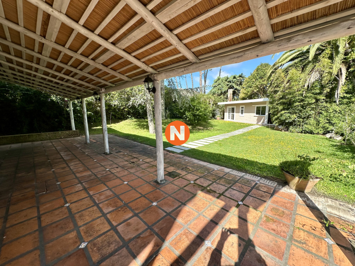 Casa Ref.225354 - Venta Casa 3 dormitorios + dependencia. Rincón del indio, Punta del Este. 