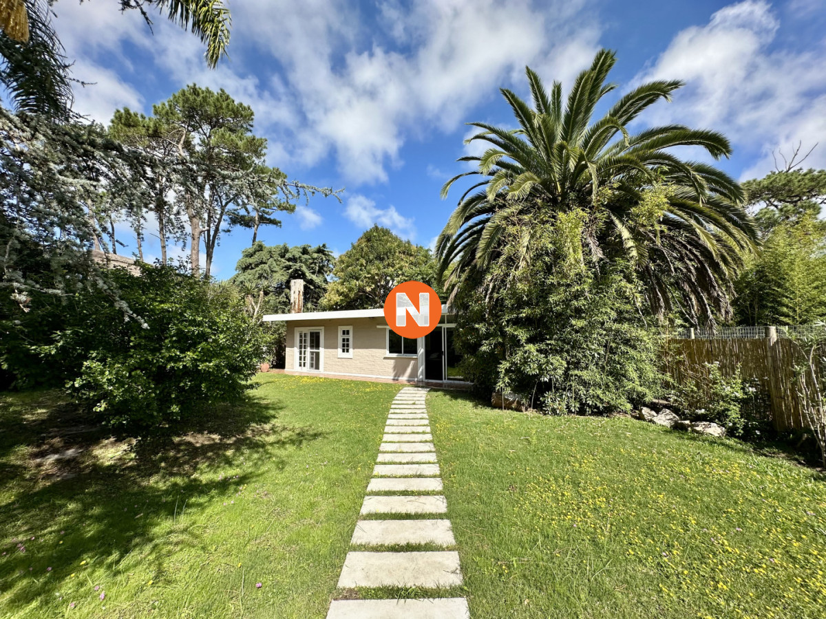 Casa Ref.225354 - Venta Casa 3 dormitorios + dependencia. Rincón del indio, Punta del Este. 