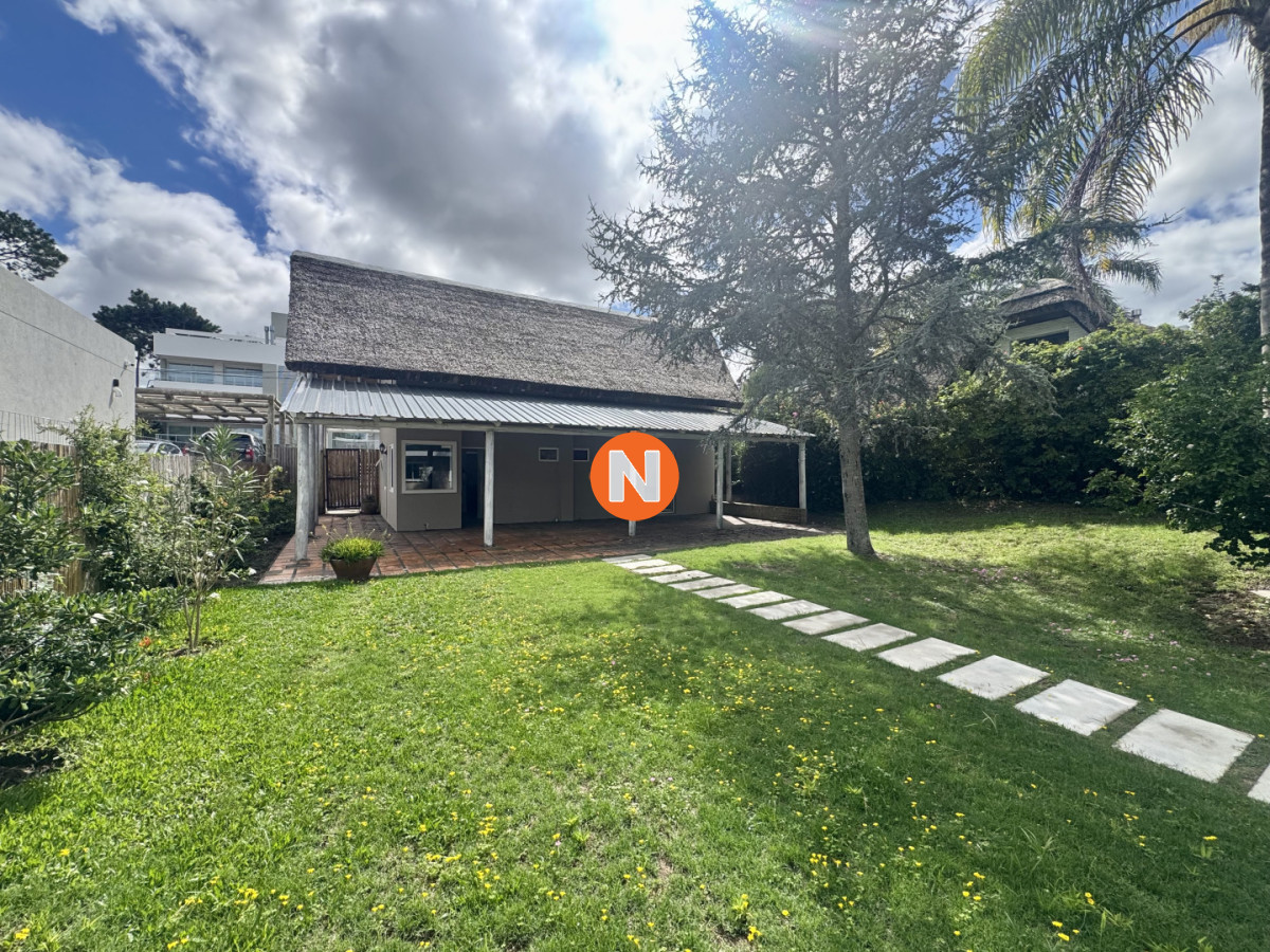 Casa Ref.225354 - Venta Casa 3 dormitorios + dependencia. Rincón del indio, Punta del Este. 
