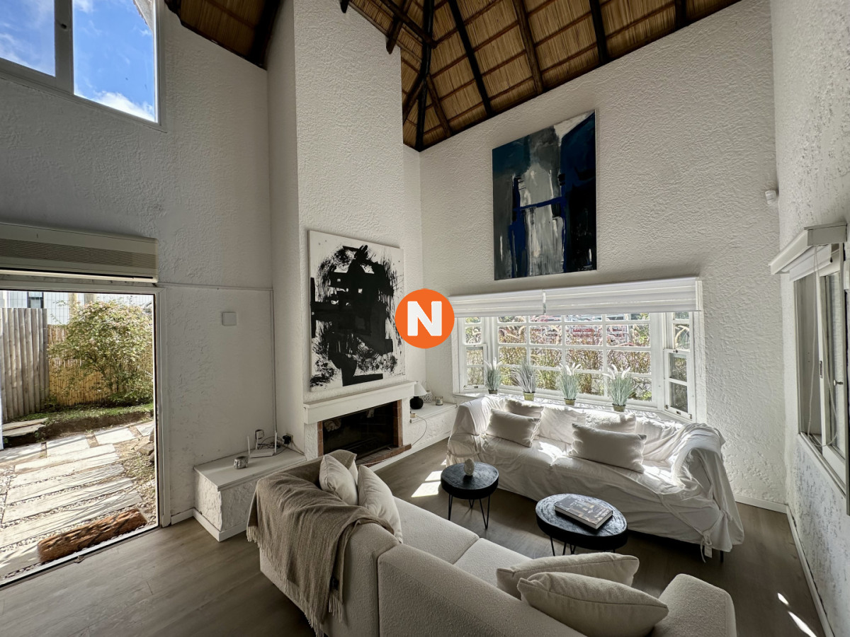 Casa Ref.225354 - Venta Casa 3 dormitorios + dependencia. Rincón del indio, Punta del Este. 
