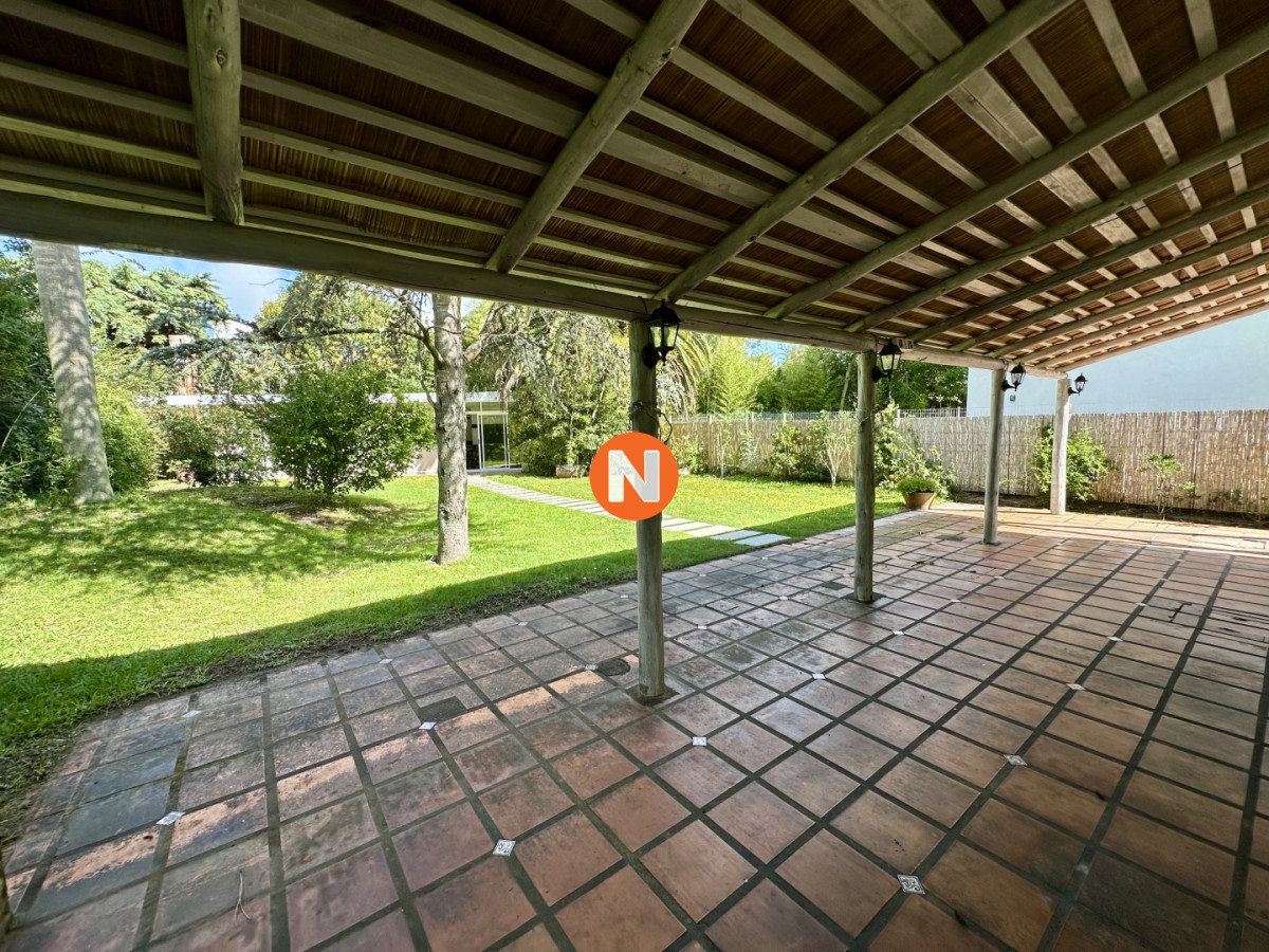 Casa Ref.225354 - Venta Casa 3 dormitorios + dependencia. Rincón del indio, Punta del Este. 