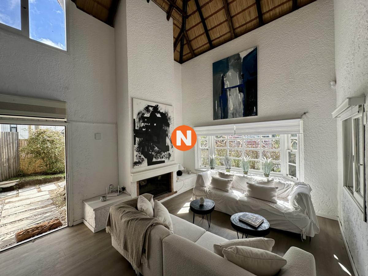 Casa Ref.225354 - Venta Casa 3 dormitorios + dependencia. Rincón del indio, Punta del Este. 