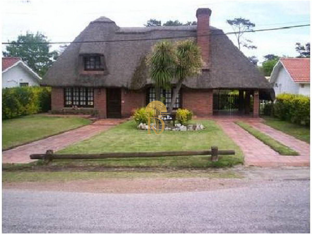 Casa en Pinares, 4 dormitorios * -id-782