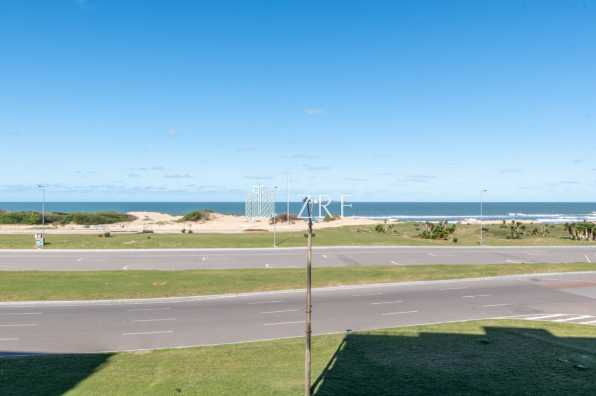Apartamento ID.674 - Venta apartamento 3 dormitorios. Playa brava, Punta del Este. 