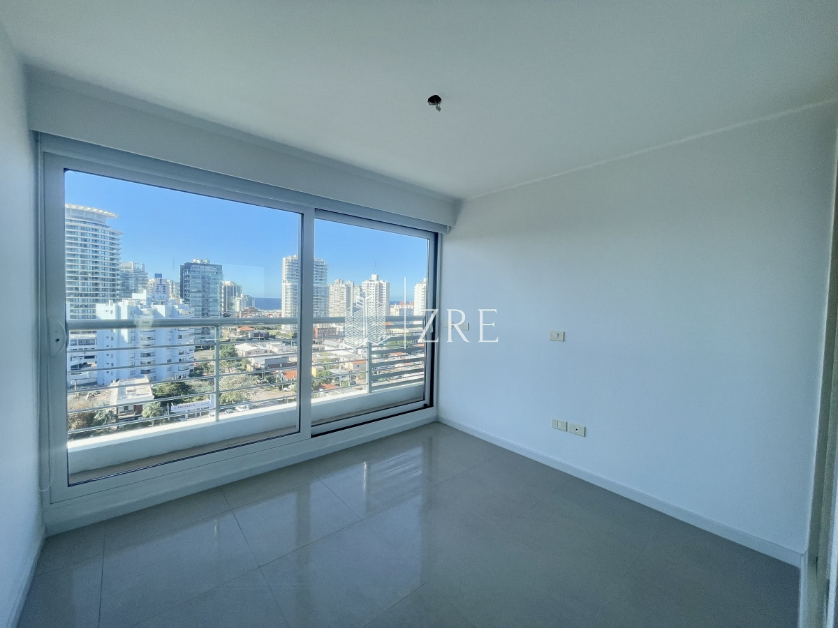 Apartamento ID.224 - Venta apartamento. 3 Dormitorios. Playa mansa, Punta del Este.