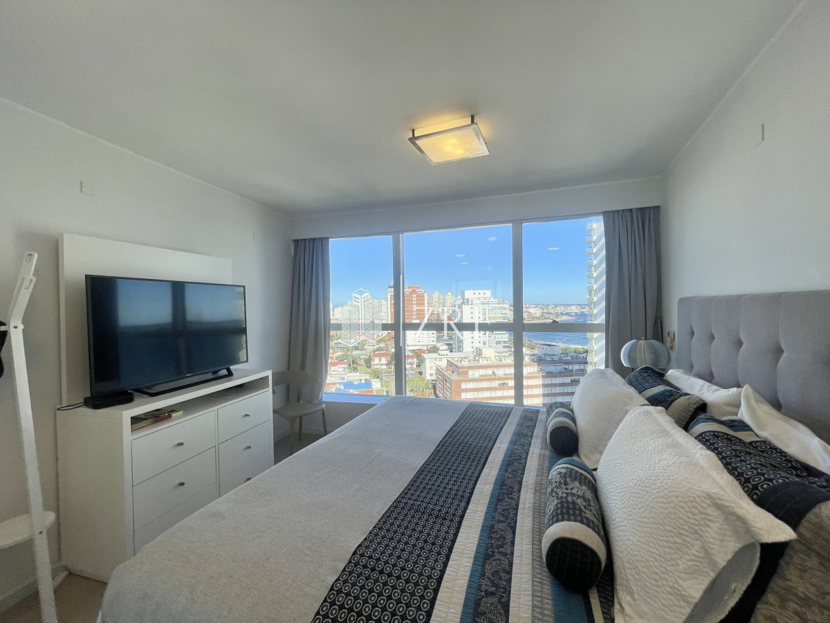 Apartamento ID.225 - Venta Departamento - 3 dormitorios + servicio - Punta Del Este -  Playa Mansa