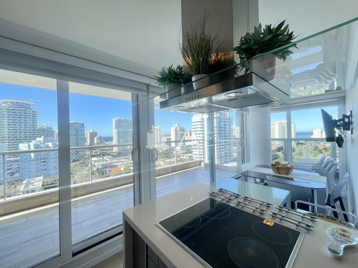 Apartamento ID.225 - Venta Departamento - 3 dormitorios + servicio - Punta Del Este -  Playa Mansa
