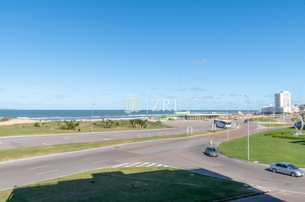 Apartamento ID.674 - Venta apartamento 3 dormitorios. Playa brava, Punta del Este. 