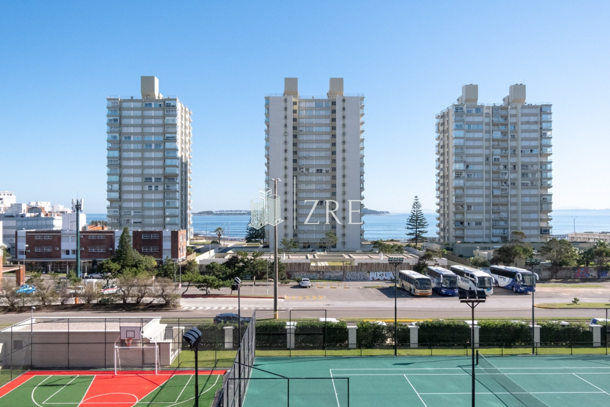 Apartamento ID.513 - Venta apartamento Imperiale II tres dormitorios y servicio playa brava Punta del Este