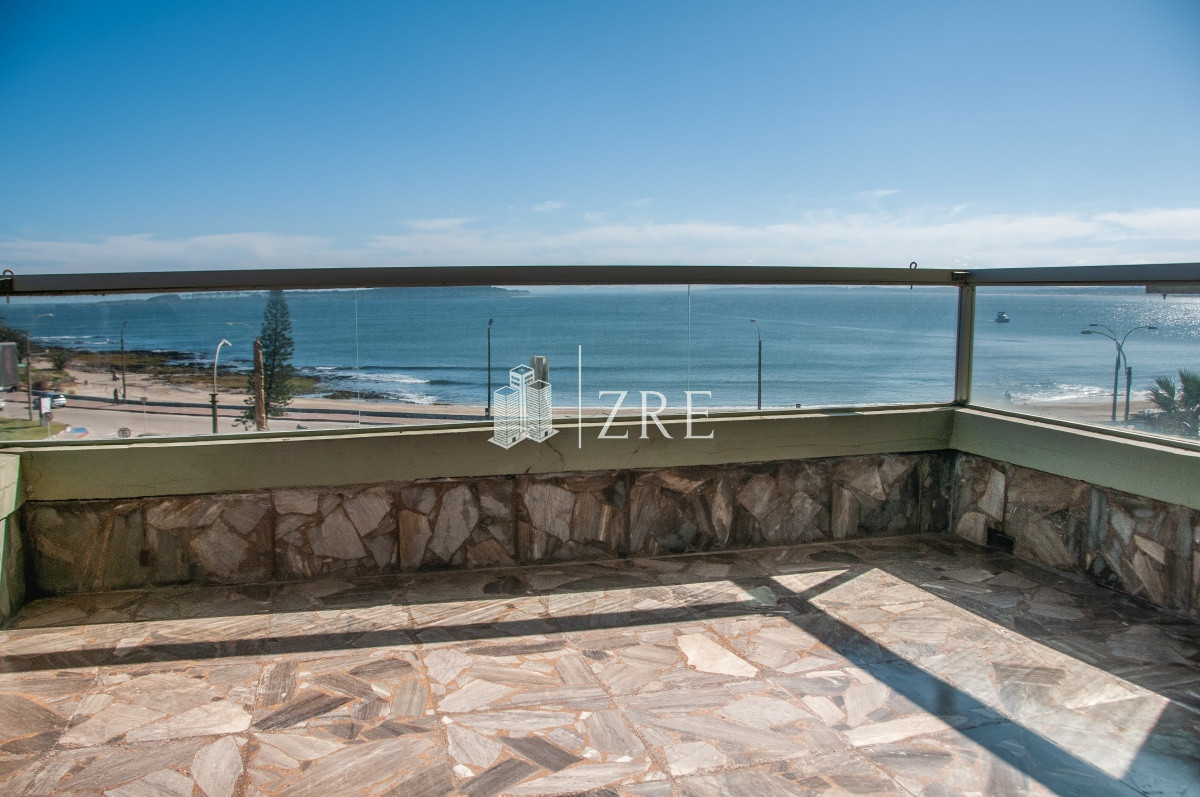 Apartamento ID.338 - Primera fila Playa Mansa, semipiso en Malecon.