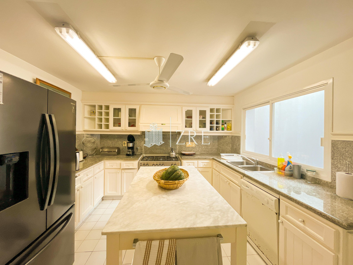 Apartamento ID.985 - Venta y alquiler apartamento en Península, Punta del Este 